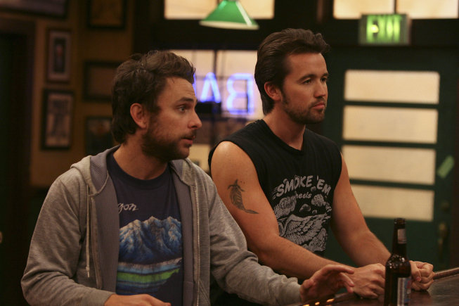 Rob McElhenney در صحنه سریال تلویزیونی فیلادلفیا همیشه آفتابی است به همراه Charlie Day