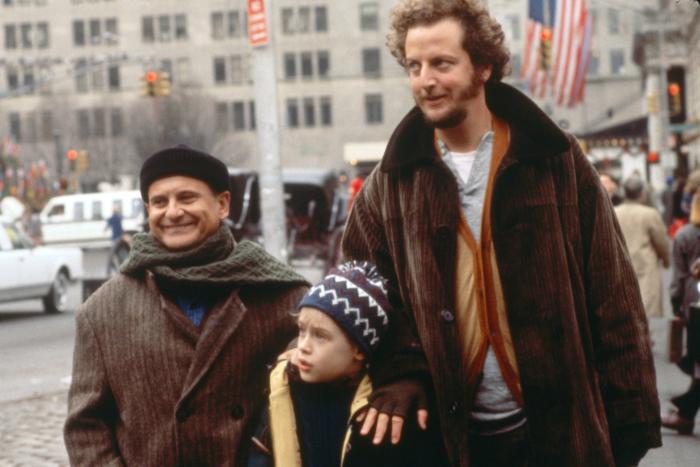 جو پشی در صحنه فیلم سینمایی تنها در خانه ۲: گم شده در نیویورک به همراه Daniel Stern و Macaulay Culkin