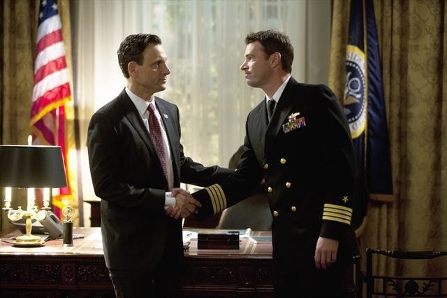 Scott Foley در صحنه سریال تلویزیونی رسوایی به همراه Tony Goldwyn