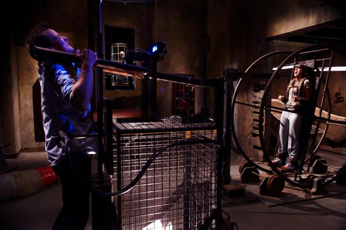 Sean Patrick Flanery در صحنه فیلم سینمایی اره سه  بعدی (اره 7) به همراه Rebecca Marshall
