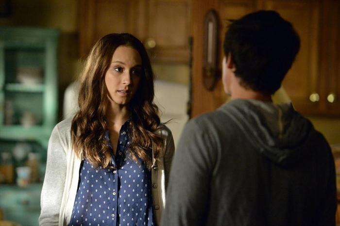 Tyler Blackburn در صحنه سریال تلویزیونی دروغ گوهای کوچک زیبا به همراه Troian Bellisario