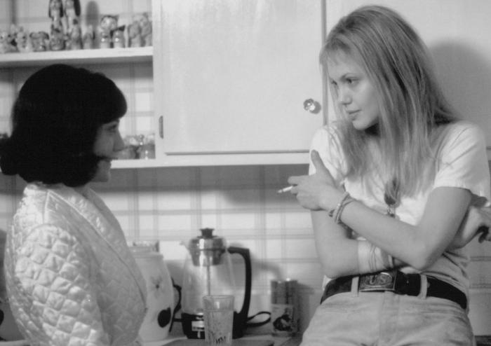 بریتانی مورفی در صحنه فیلم سینمایی دختر از هم گسیخته به همراه آنجلینا جولی