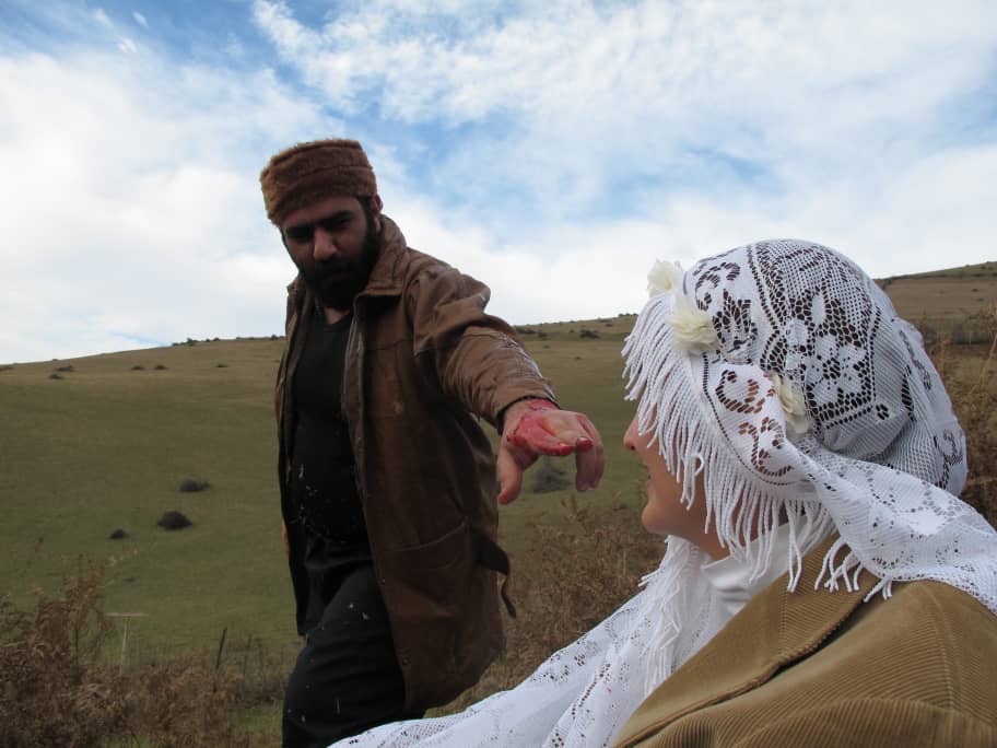 تصویری از حسین مهرعلی، بازیگر سینما و تلویزیون در حال بازیگری سر صحنه یکی از آثارش