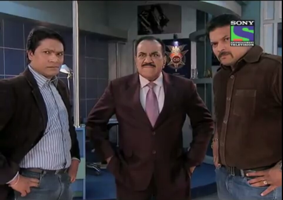 Aditya Srivastava در صحنه سریال تلویزیونی C.I.D. به همراه Shivaji Satam و Dayanand Shetty