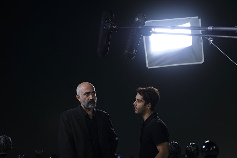 هادی حجازی‌فر در پشت صحنه فیلم سینمایی لاتاری به همراه ساعد سهیلی