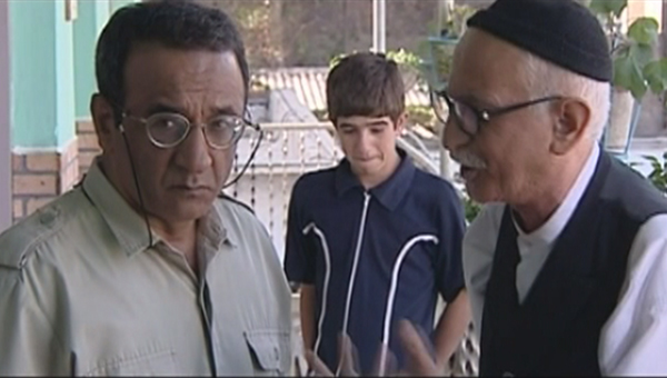 کیومرث ملک‌مطیعی در صحنه سریال تلویزیونی مدرسه ما به همراه علیرضا اوسیوند