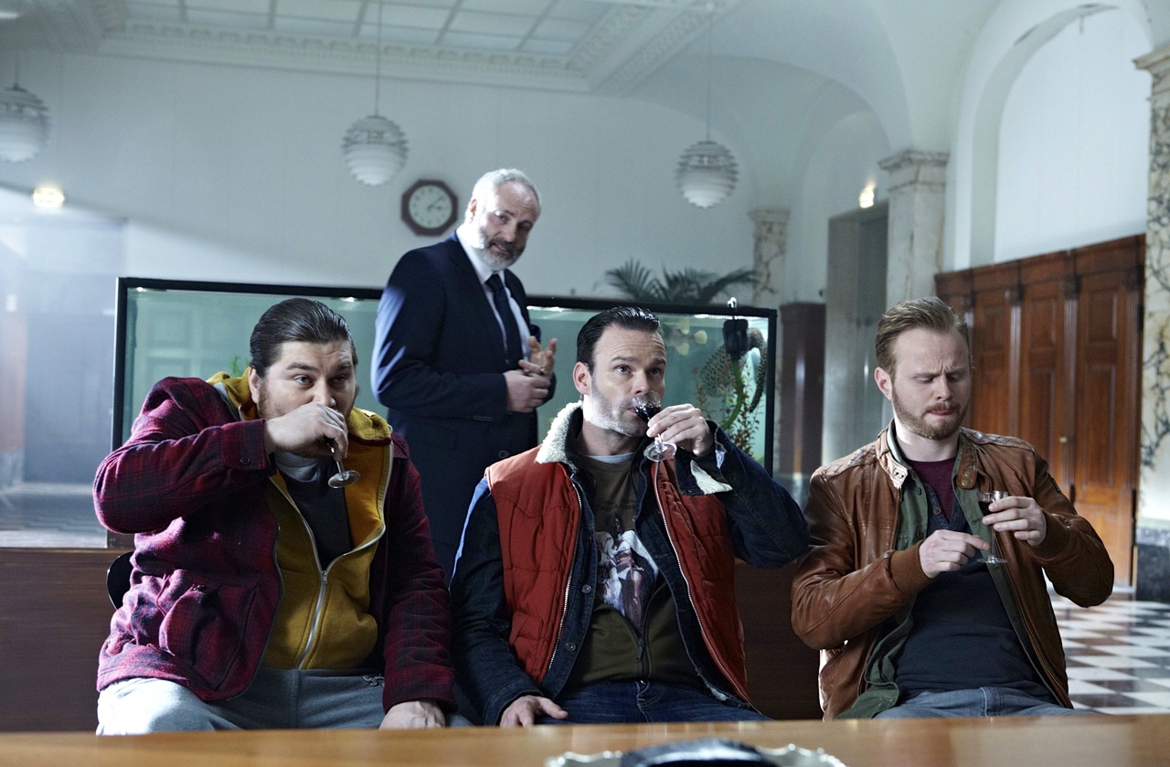 Jonatan Spang در صحنه فیلم سینمایی All for Two به همراه Kim Bodnia، Rasmus Bjerg و Mick Øgendahl