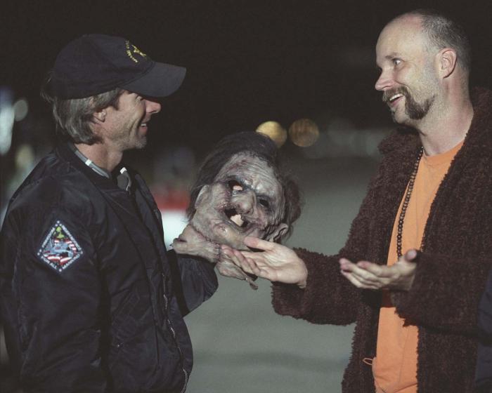 Marcus Nispel در صحنه فیلم سینمایی کشتار با اره برقی در تگزاس به همراه مایکل بی