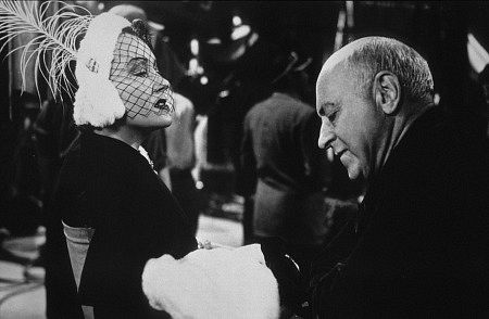 Cecil B. DeMille در صحنه فیلم سینمایی بلوار سانست به همراه Gloria Swanson