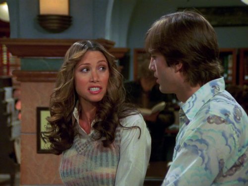 Shannon Elizabeth در صحنه سریال تلویزیونی That '70s Show به همراه Ashton Kutcher