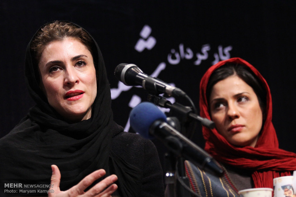 سارا بهرامی در نشست خبری سریال تلویزیونی پرده‌نشین به همراه ویشکا آسایش