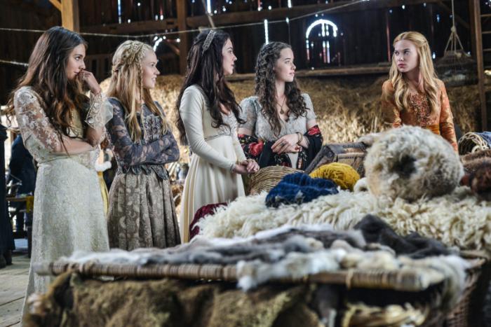 آنا پاپپلول در صحنه سریال تلویزیونی سلطنت به همراه Adelaide Kane، Celina Sinden، Caitlin Stasey و Jenessa Grant