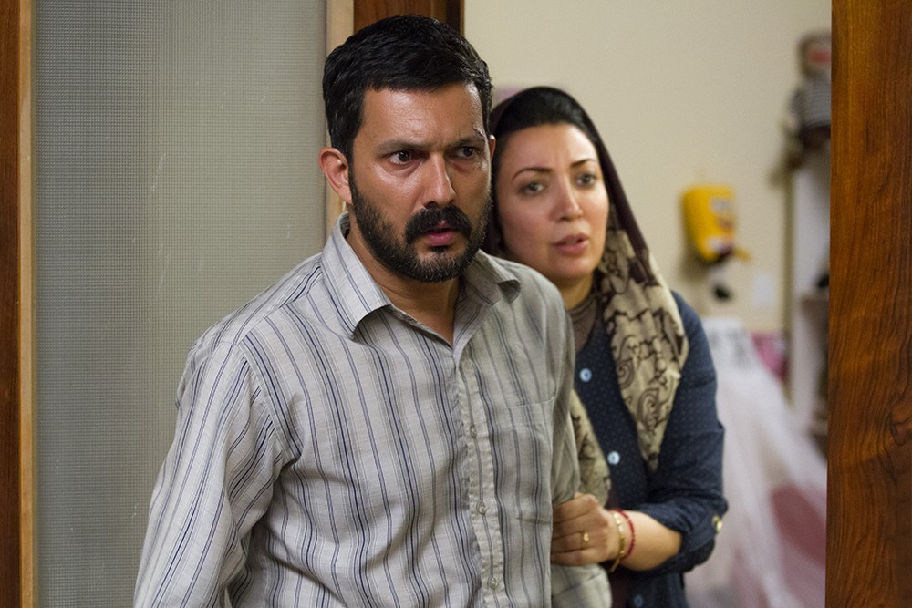 نگار عابدی در صحنه فیلم سینمایی سد معبر به همراه حامد بهداد