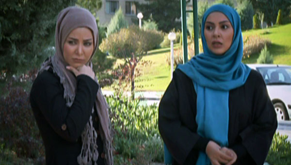 زیبا بروفه در صحنه سریال تلویزیونی مثل شیشه به همراه فقیه سلطانی