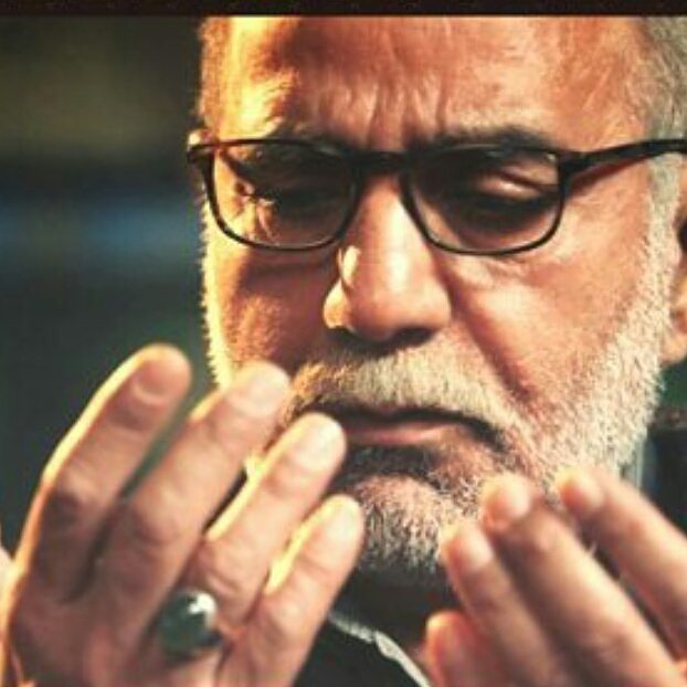 تصویری از پرویز پرستویی، بازیگر و تهیه کننده سینما و تلویزیون در حال بازیگری سر صحنه یکی از آثارش