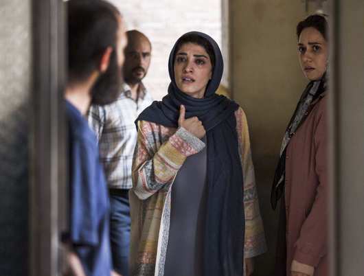 علی مصفا در صحنه فیلم سینمایی تابستان داغ به همراه پریناز ایزدیار و مینا ساداتی