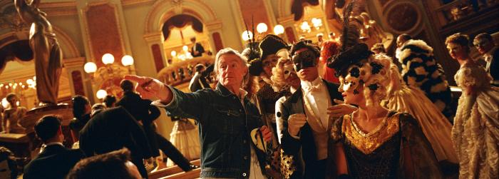 Joel Schumacher در صحنه فیلم سینمایی شبح اپرا