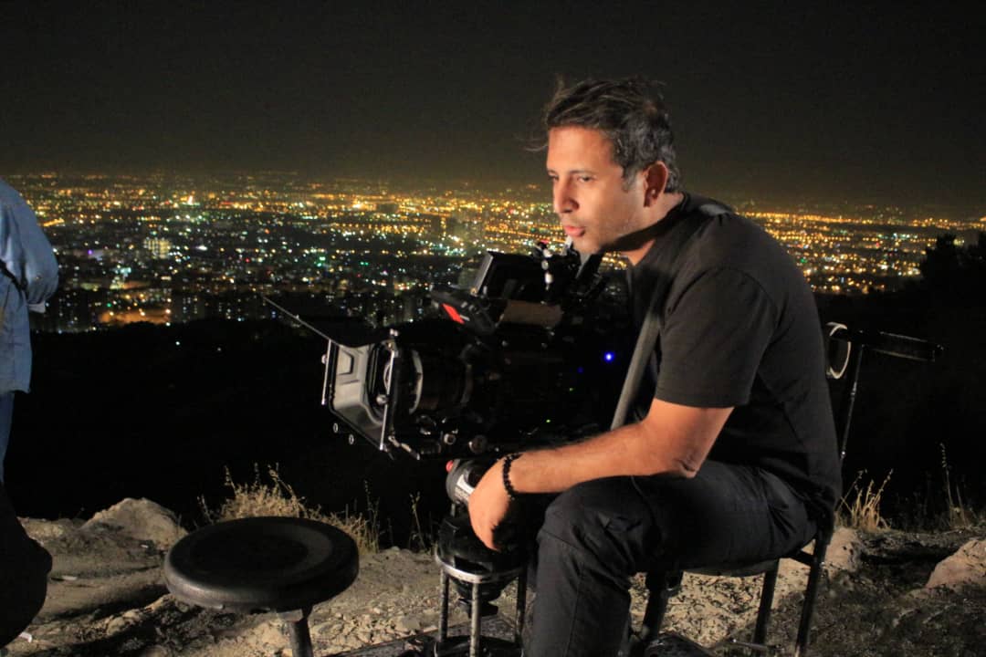 تصویری از سجاد سبحانی، بازیگر و فیلمبردار سینما و تلویزیون در حال بازیگری سر صحنه یکی از آثارش