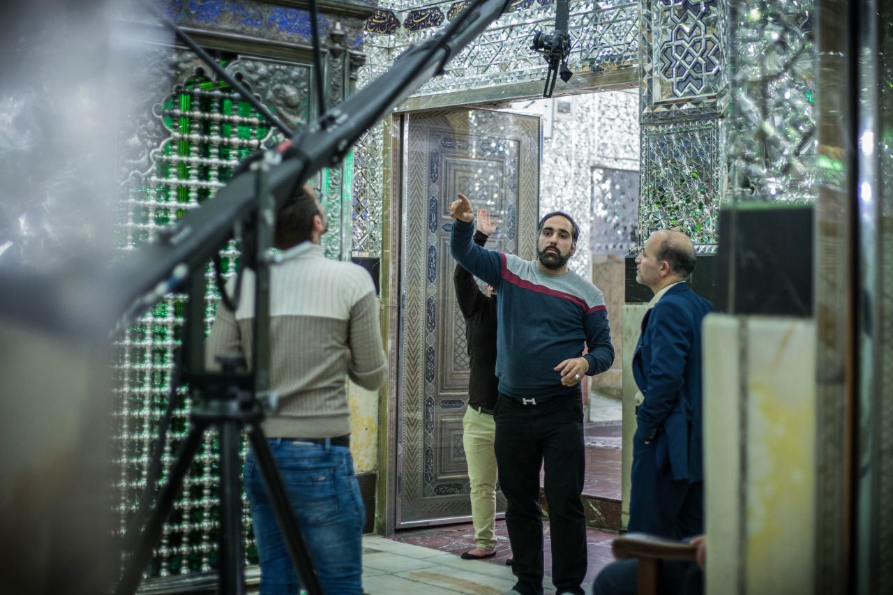تصویری از محمد تربتی‌طرقبه، تهیه کننده سینما و تلویزیون در حال بازیگری سر صحنه یکی از آثارش
