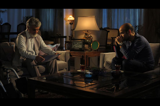 محمد متوسلانی در صحنه سریال تلویزیونی گاهی به پشت سر نگاه کن به همراه سعید چنگیزیان