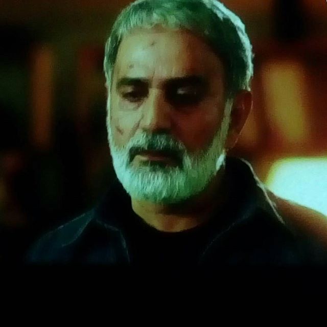 تصویری از پرویز پرستویی، بازیگر و تهیه کننده سینما و تلویزیون در حال بازیگری سر صحنه یکی از آثارش