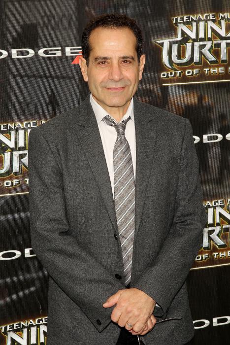 Tony Shalhoub در صحنه فیلم سینمایی لاک پشت های نینجای نوجوان جهش  یافته: خارج از سایه