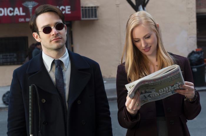 Deborah Ann Woll در صحنه سریال تلویزیونی دردویل به همراه Charlie Cox