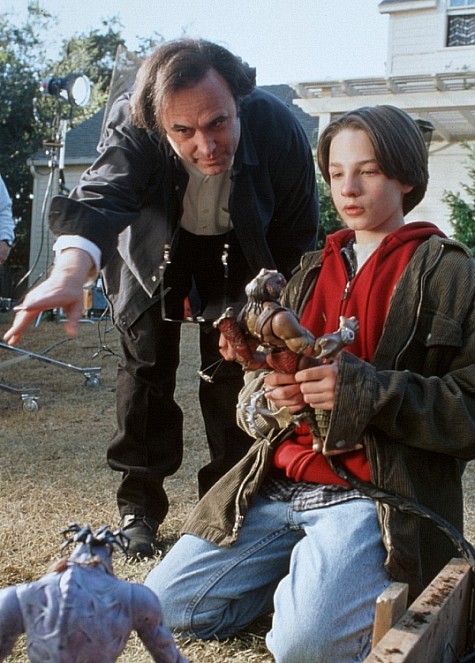 Joe Dante در صحنه فیلم سینمایی سربازان کوچک به همراه Gregory Smith