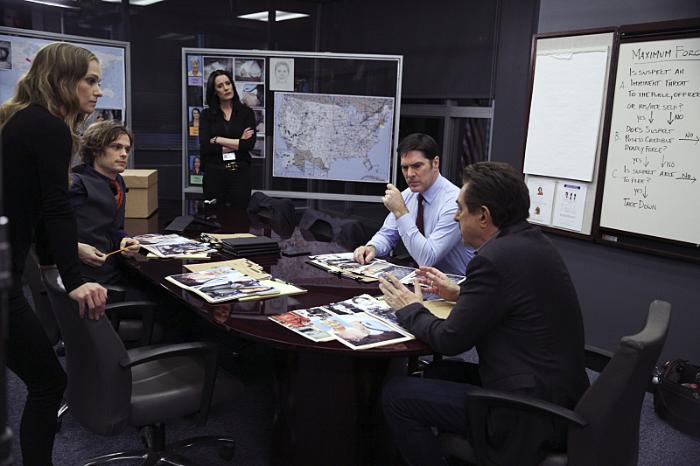 Paget Brewster در صحنه سریال تلویزیونی ذهن های مجرم به همراه توماس گیبسون، Joe Mantegna، A.J. Cook و Matthew Gray Gubler