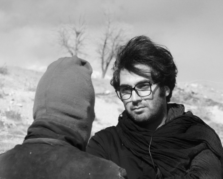 تصویری از احسان همتی سینما و تلویزیون در حال بازیگری سر صحنه یکی از آثارش