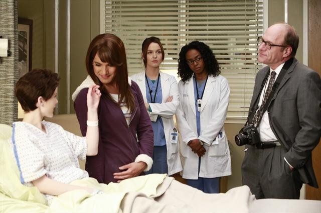 Rachel Brosnahan در صحنه سریال تلویزیونی آناتومی گری به همراه Rob Brownstein، Matt Pascua و Camilla Luddington
