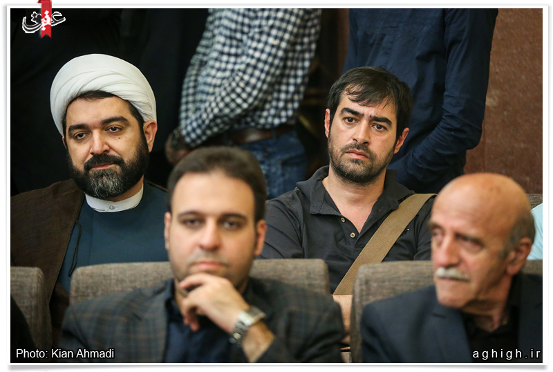 تصویری از حجت الاسلام شهاب مرادی، مهمان سینما و تلویزیون در حال بازیگری سر صحنه یکی از آثارش