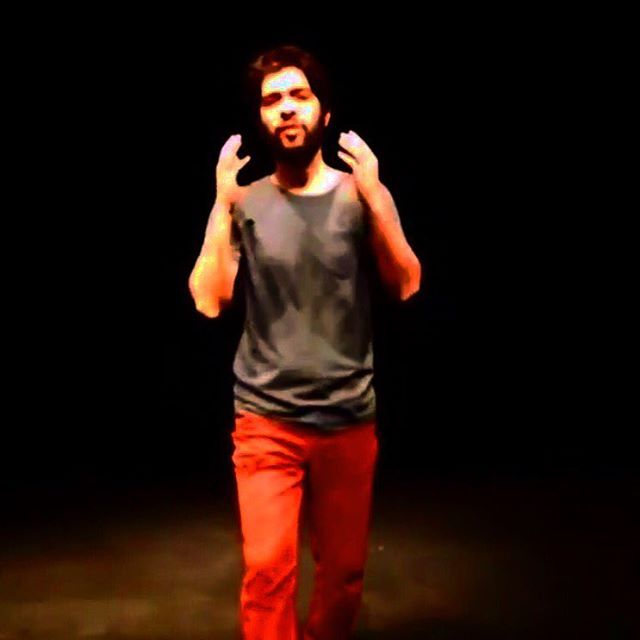 تصویری از احسان گودرزی، بازیگر و نویسنده سینما و تلویزیون در حال بازیگری سر صحنه یکی از آثارش