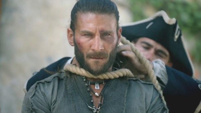 Zach McGowan در صحنه سریال تلویزیونی بادبان های سیاه