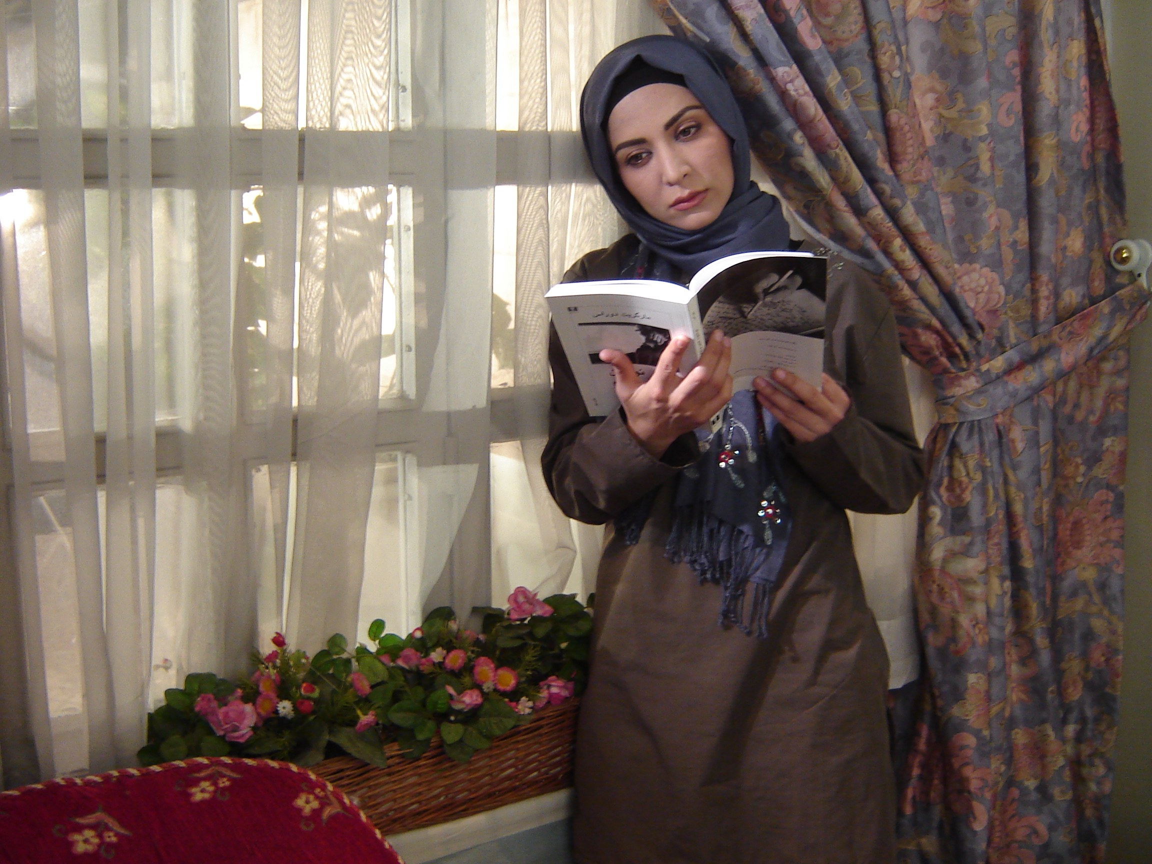 تصویری از حمیدرضا حافظی، نویسنده سینما و تلویزیون در حال بازیگری سر صحنه یکی از آثارش