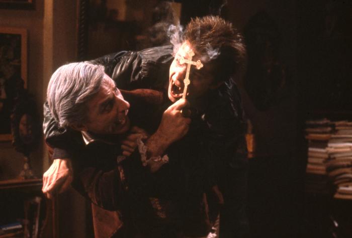 Roddy McDowall در صحنه فیلم سینمایی شب وحشت به همراه Stephen Geoffreys