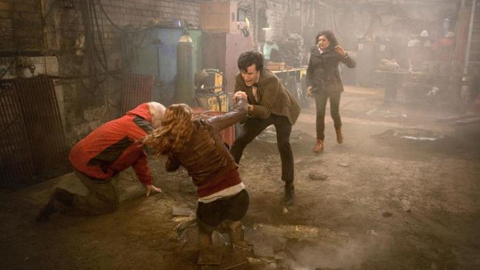 Meera Syal در صحنه سریال تلویزیونی Doctor Who به همراه Matt Smith و کارن گیلان