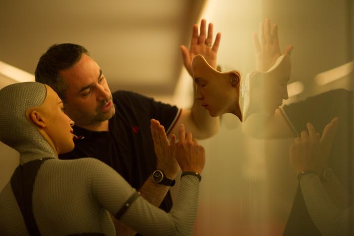الکس گارلند در صحنه فیلم سینمایی Ex Machina به همراه آلیشیا ویکاندر