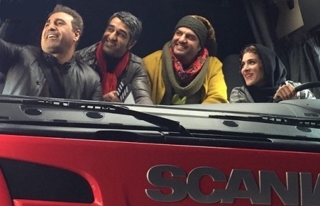 پژمان جمشیدی در پشت صحنه فیلم سینمایی خوب بد جلف به همراه سام درخشانی، حمید فرخ‌نژاد و ویشکا آسایش