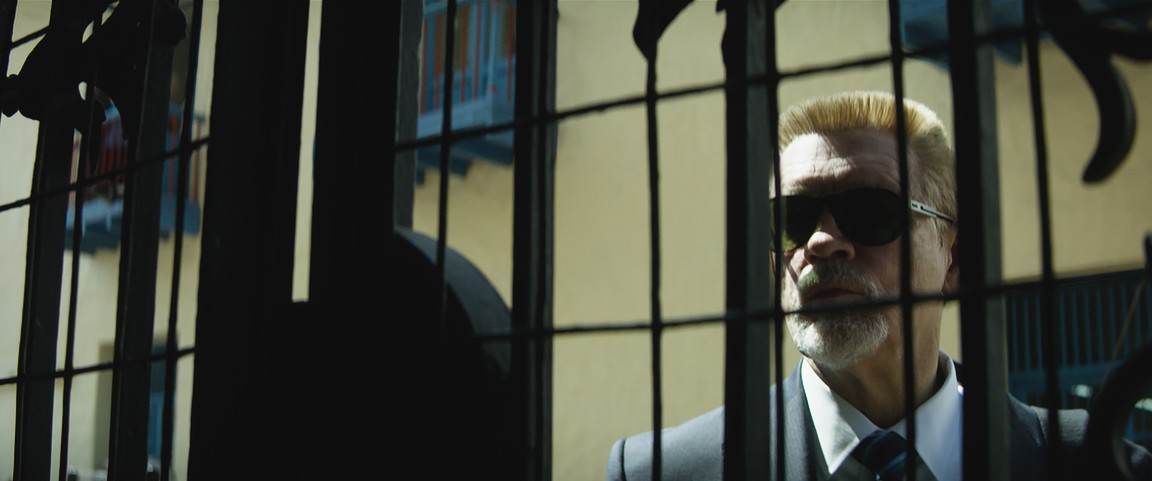 جان مالکوویچ در صحنه فیلم سینمایی Mile 22