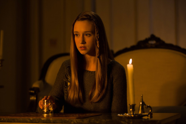 Taissa Farmiga در صحنه سریال تلویزیونی داستان ترسناک آمریکایی