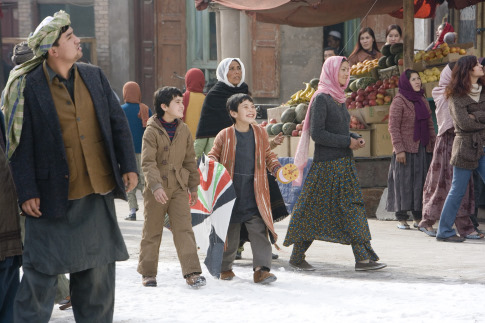 Ahmad Khan Mahmoodzada در صحنه فیلم سینمایی بادبادک باز به همراه Zekeria Ebrahimi