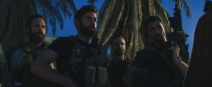 جیمز بج دیل در صحنه فیلم سینمایی 13 ساعت: سربازان مخفی بنغازی به همراه پابلو شرایبر، Adam Lieberman، مکس مارتینی، دیوید دنمان، دومینیک فوموسا و جان کرازینسکی