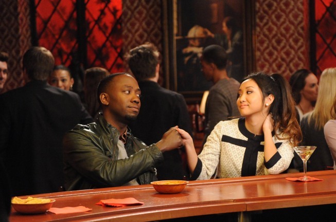 Brenda Song در صحنه سریال تلویزیونی دختر جدید به همراه Lamorne Morris
