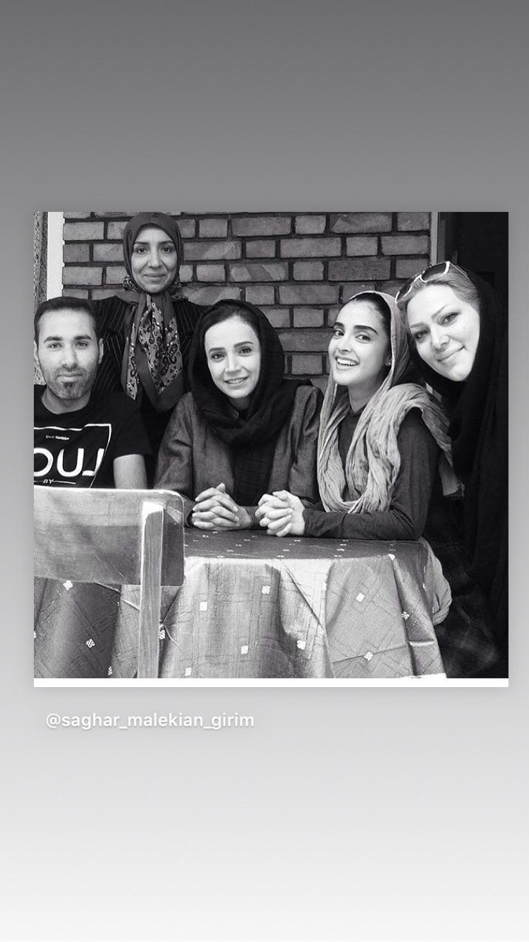 تصویری از ساغر مالکیان، چهره‌پرداز سینما و تلویزیون در حال بازیگری سر صحنه یکی از آثارش