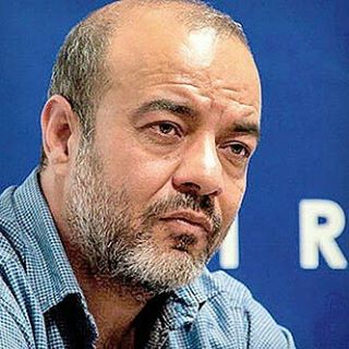 تصویری از سعید آقاخانی، بازیگر و کارگردان سینما و تلویزیون در حال بازیگری سر صحنه یکی از آثارش