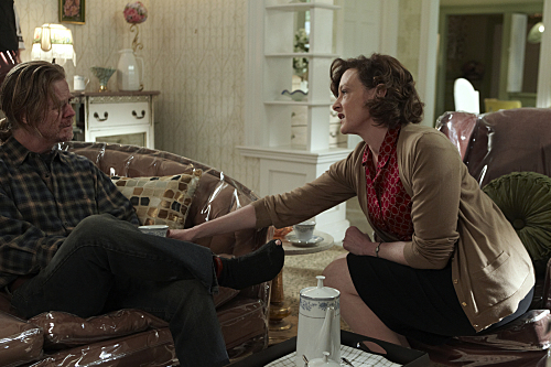 ویلیام اچ میسی در صحنه سریال تلویزیونی بی شرم به همراه جون کیوسک