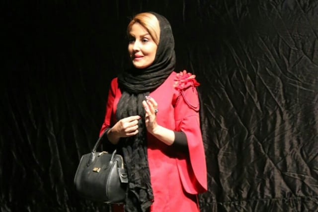 تصویری از سحر آقایاری، طراح گریم سینما و تلویزیون در حال بازیگری سر صحنه یکی از آثارش