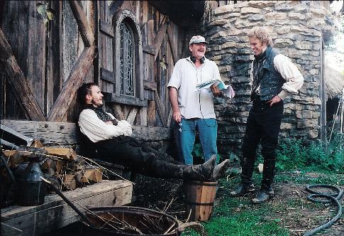 Stephen Bridgewater در صحنه فیلم سینمایی برادران گریم به همراه هیث لجر و مت دیمون