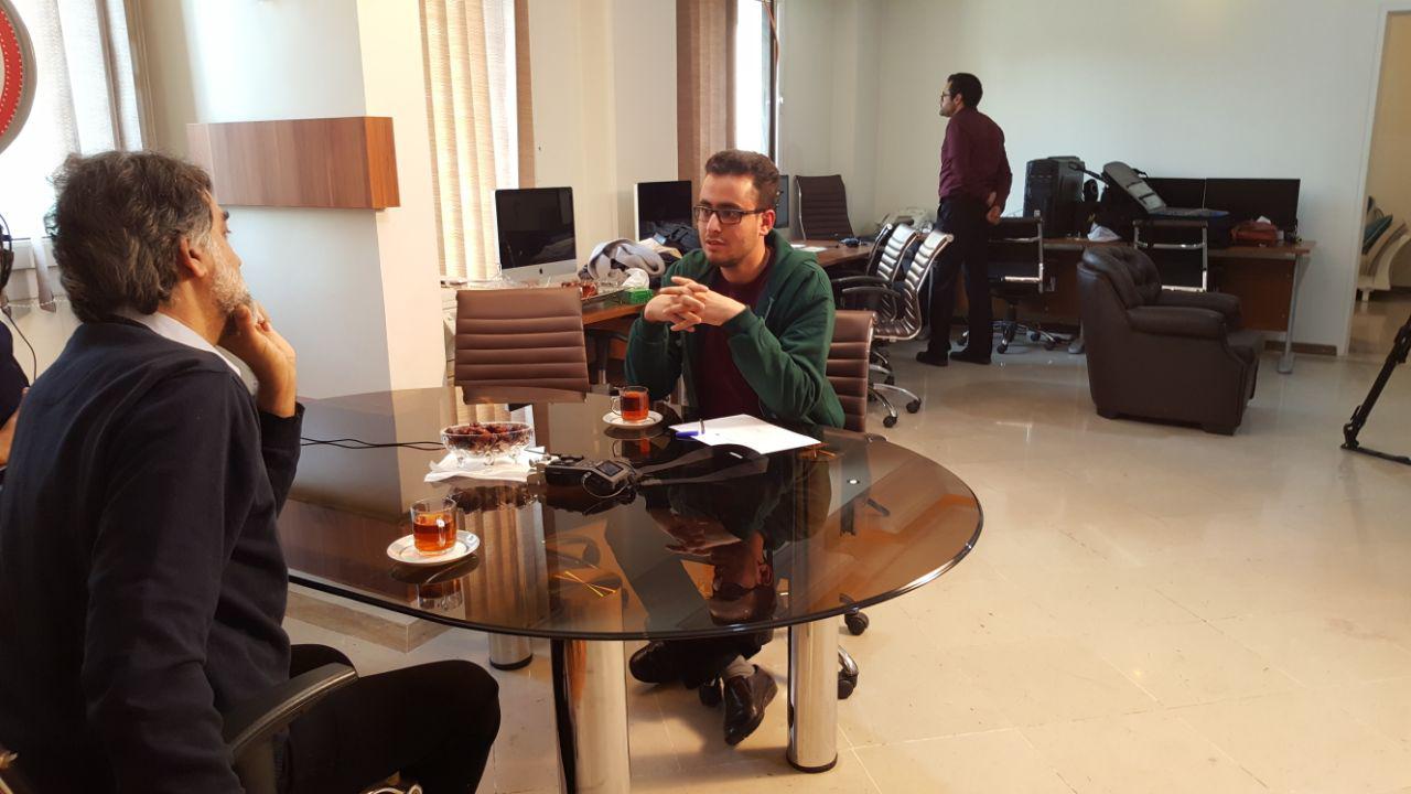 تصویری از محسن اقبال‌دوست، طراح فونت عنوان‌بندی سینما و تلویزیون در پشت صحنه یکی از آثارش